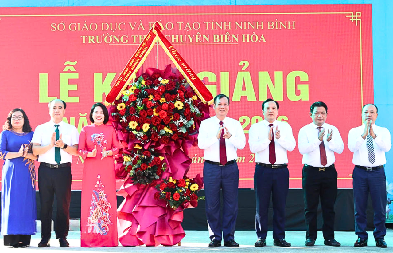 Ông Lê Quốc Chỉnh - Phó Bí thư Tỉnh ủy, Chủ tịch HĐND tỉnh Ninh Bình tặng hoa chúc mừng Trường THPT chuyên Biên Hòa nhân dịp khai giảng năm học mới (Ảnh: Thu Quỳnh)