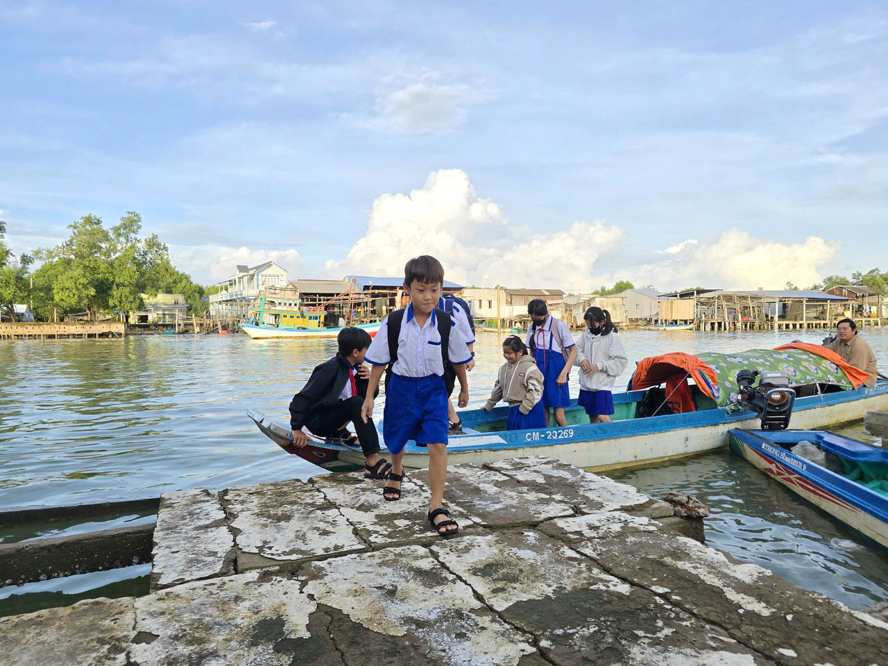 Trường Tiểu học 1 Đất Mũi (xã Đất Mũi) có gần 800 học sinh, nhiều em đến trường bằng đò dọc. Ngày khai giảng, các em rạng rỡ nụ cười khi gặp lại thầy cô, bạn bè.