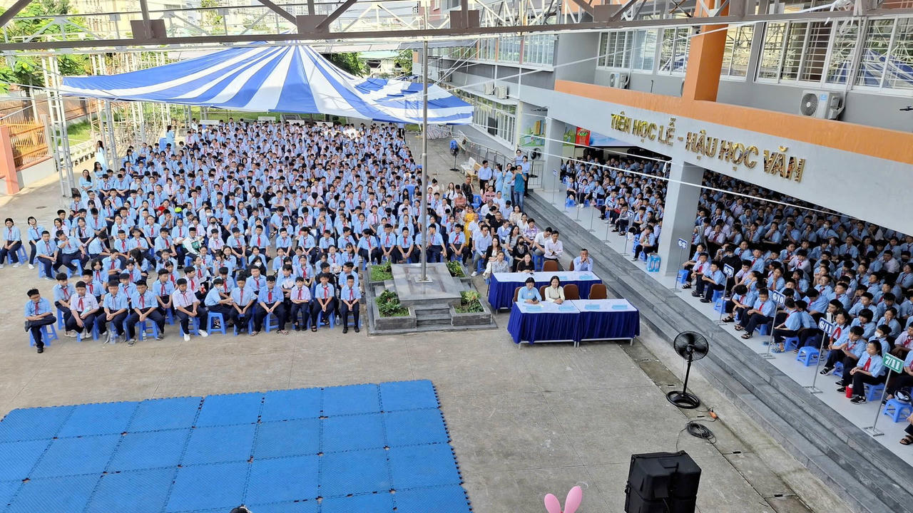 Các học sinh tham dự lễ khai giảng.