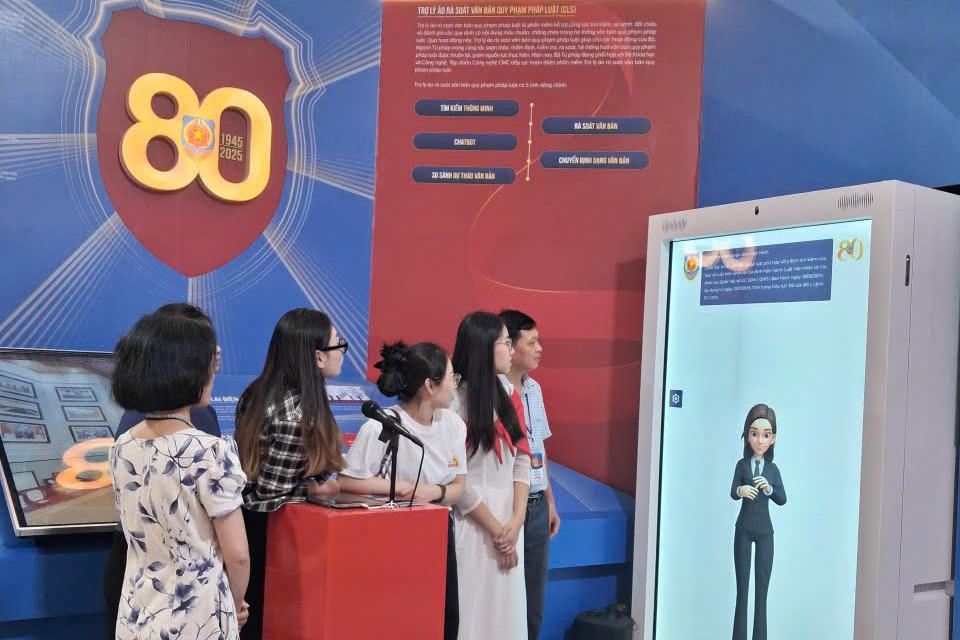 Các bạn trẻ tìm hiểu về AI pháp luật tại triển lãm.