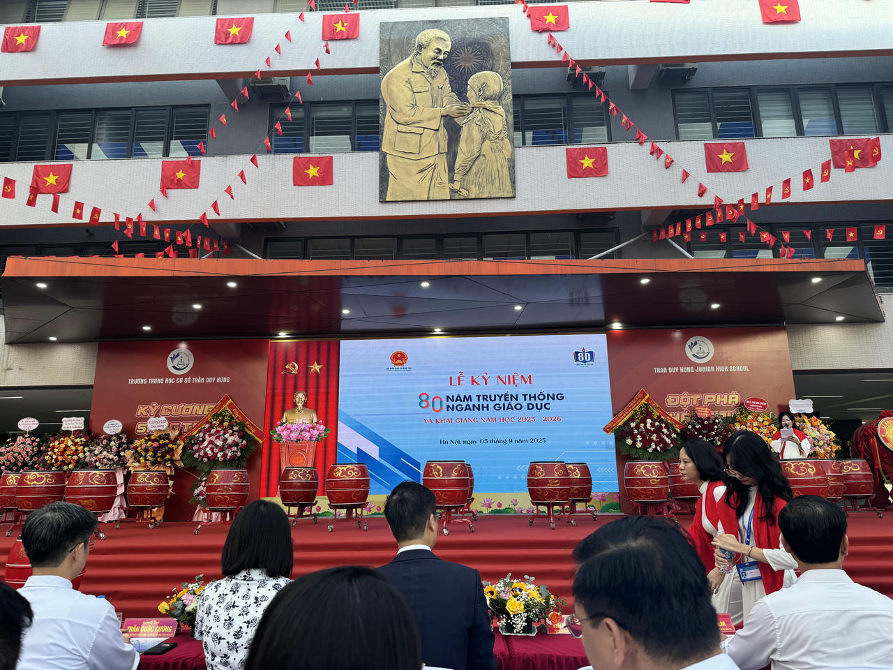 Trường THCS Trần Duy Hưng tổ chức lễ kỷ niệm 80 truyền thống ngành Giáo Dục và lễ khai giảng