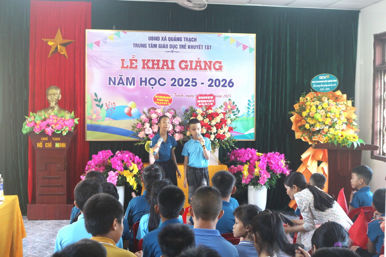 Các em học sinh khuyết tật hồn nhiên thể hiện ca khúc trong ngày khai giảng.