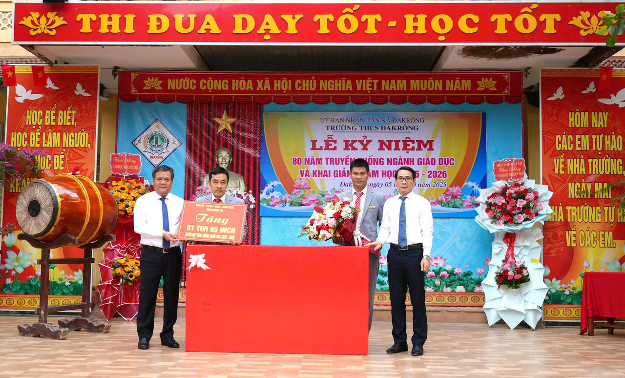 Chủ tịch UBND tỉnh Trần Phong tặng hoa và quà cho Trường THCS Đakrông nhân ngày khai giảng năm học mới.