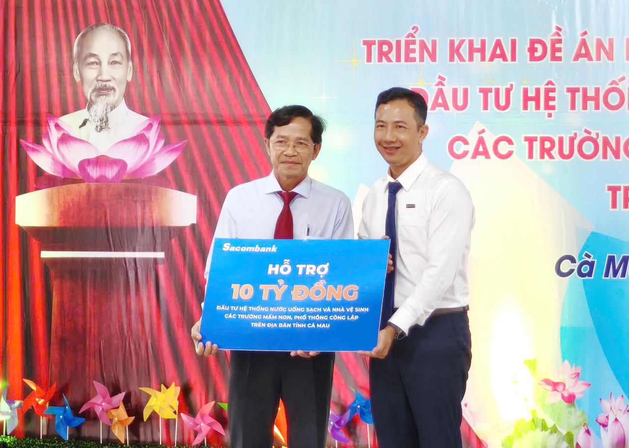 Đại diện lãnh đạo Sở Giáo dục và Đào tạo tỉnh Cà Mau tiếp nhận bảng tài trợ 10 tỷ đồng từ Sacombank, ủng hộ thực hiện Đề án dạy học 2 buổi/ngày tại các trường mầm non, phổ thông công lập trên địa bàn tỉnh.