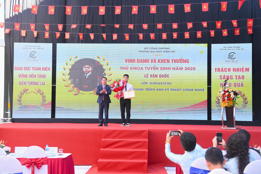 Trao khen thưởng cho thủ khoa tuyển sinh đầu vào của trường năm 2025.