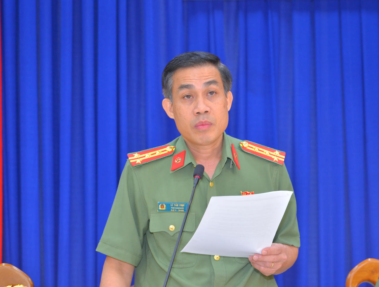Đại tá Lê Tấn Vinh - Phó Giám đốc Công an tỉnh Cà Mau phát biểu chỉ đạo tại buổi thảo luận.
