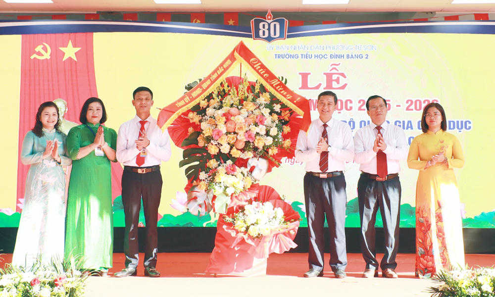 Chủ tịch HĐND tỉnh Nguyễn Việt Oanh chung vui cùng hơn 1.100 học sinh Trường tiểu học Đình Bảng 2.