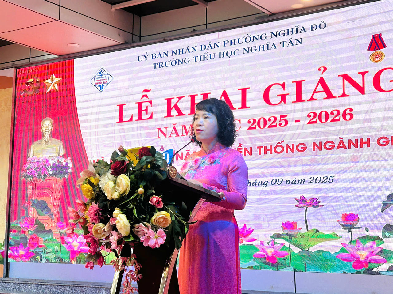 Hiệu trưởng Trường Tiểu học Nghĩa Tân phát biểu tại lễ khai giảng.