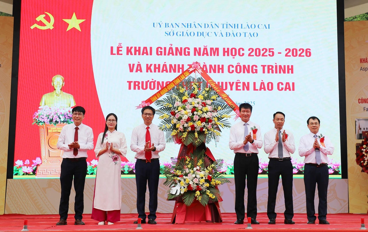 Chủ tịch UBND tỉnh Lào Cai Trần Huy Tuấn tặng hoa chúc mừng.