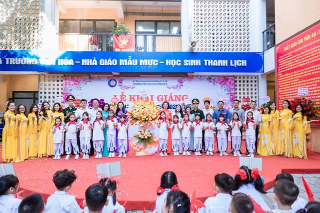 Đại biểu, khách mời chụp ảnh lưu niệm cùng thầy và trò Trường Tiểu học Chu Văn An A trong lễ khai giảng năm học 2025–2026.