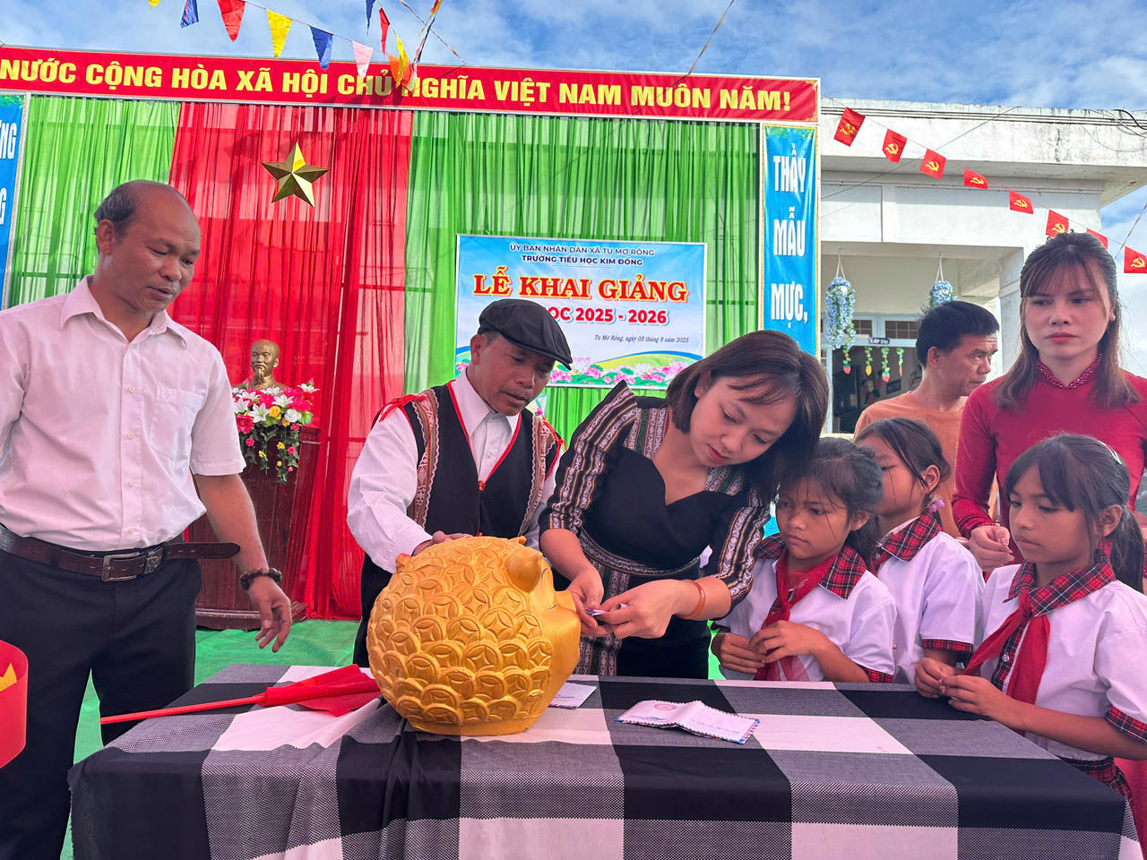 Giáo viên, phụ huynh và học sinh cùng tham gia bỏ heo đất gây quỹ hỗ trợ học sinh nghèo, mồ côi ngay trong lễ khai giảng.