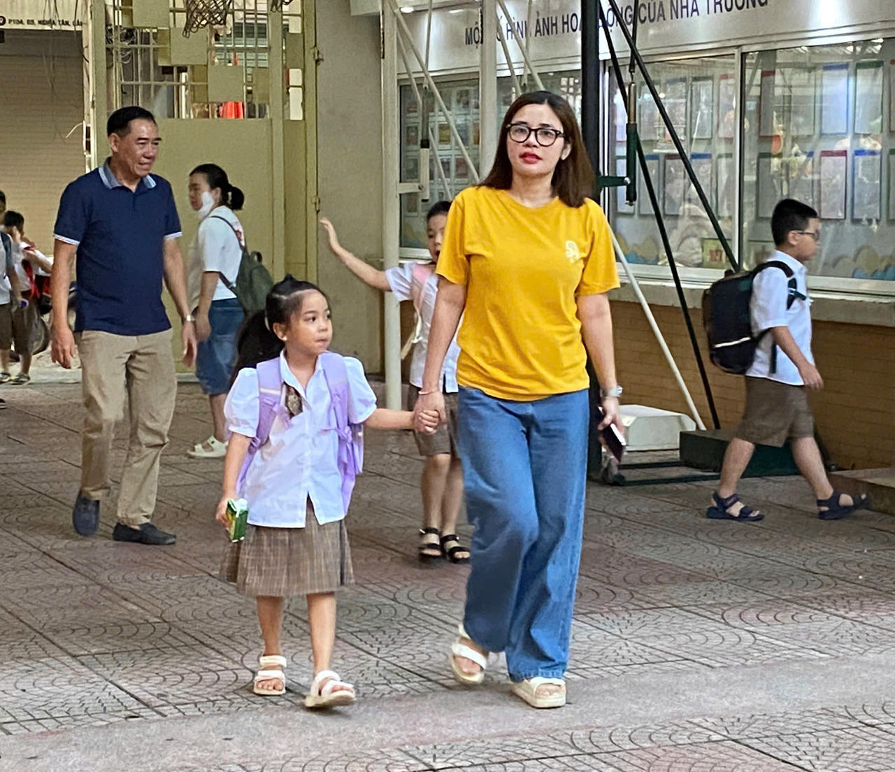 Chị Nguyễn Hoàng Yến đồng hành cùng con gái trong ngày khai giảng.