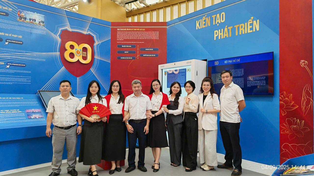 Đoàn Cục Công nghệ thông tin tới tham quan triển lãm.