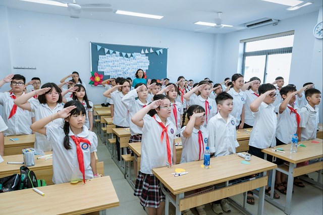 Học sinh Trường Tiểu học Chu Văn An A thực hiện nghi thức chào cờ và hát Quốc ca tại lớp trong ngày khai giảng năm học 2025–2026.