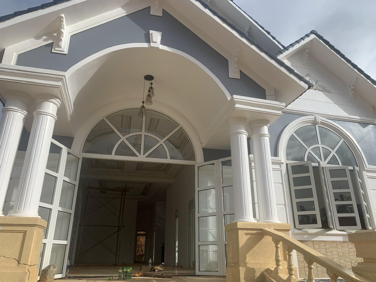 Sạt trượt đất ảnh hưởng đến nhà dân gần khu vực hồ chứa nước Đông Thanh.