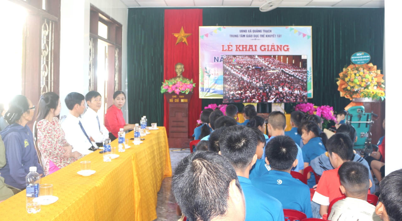 Lễ khai giảng tại ngôi trường đặc biệt.