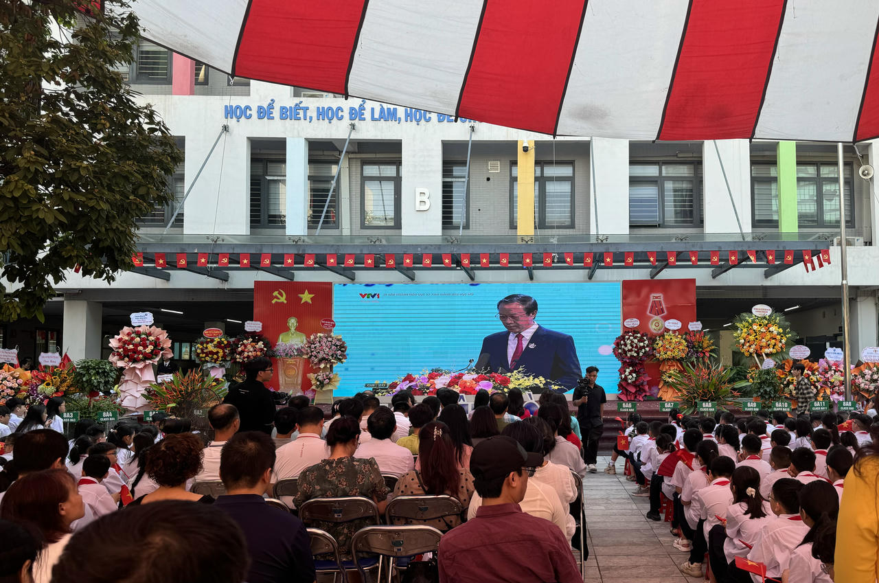 Toàn cảnh trường THCS Yên Hoà dự lễ khai giảng trực tuyến toàn quốc