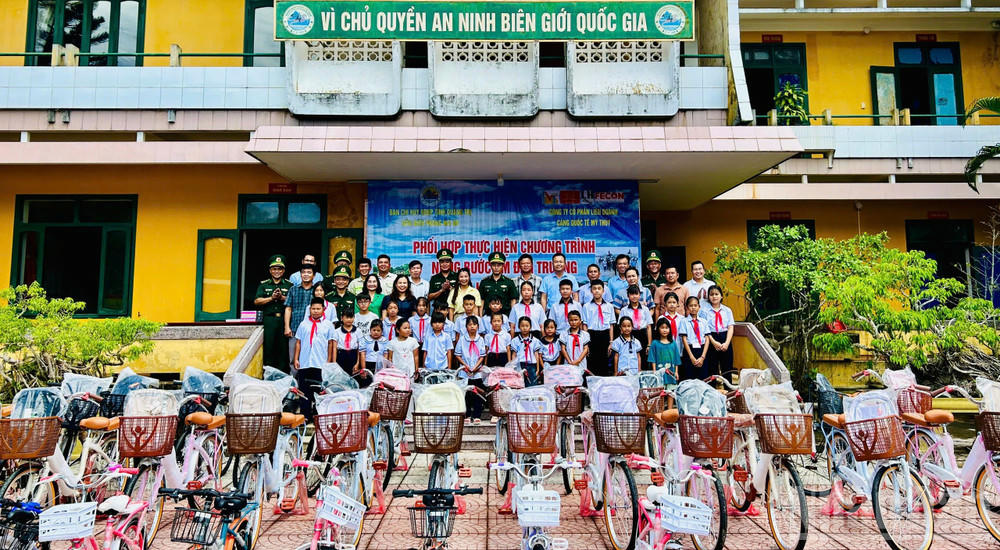 Đồn Biên phòng Hải An, Bộ đội Biên phòng Quảng Trị tặng 45 chiếc xe đạp, đồ dùng học tập cho học sinh trên địa bàn.