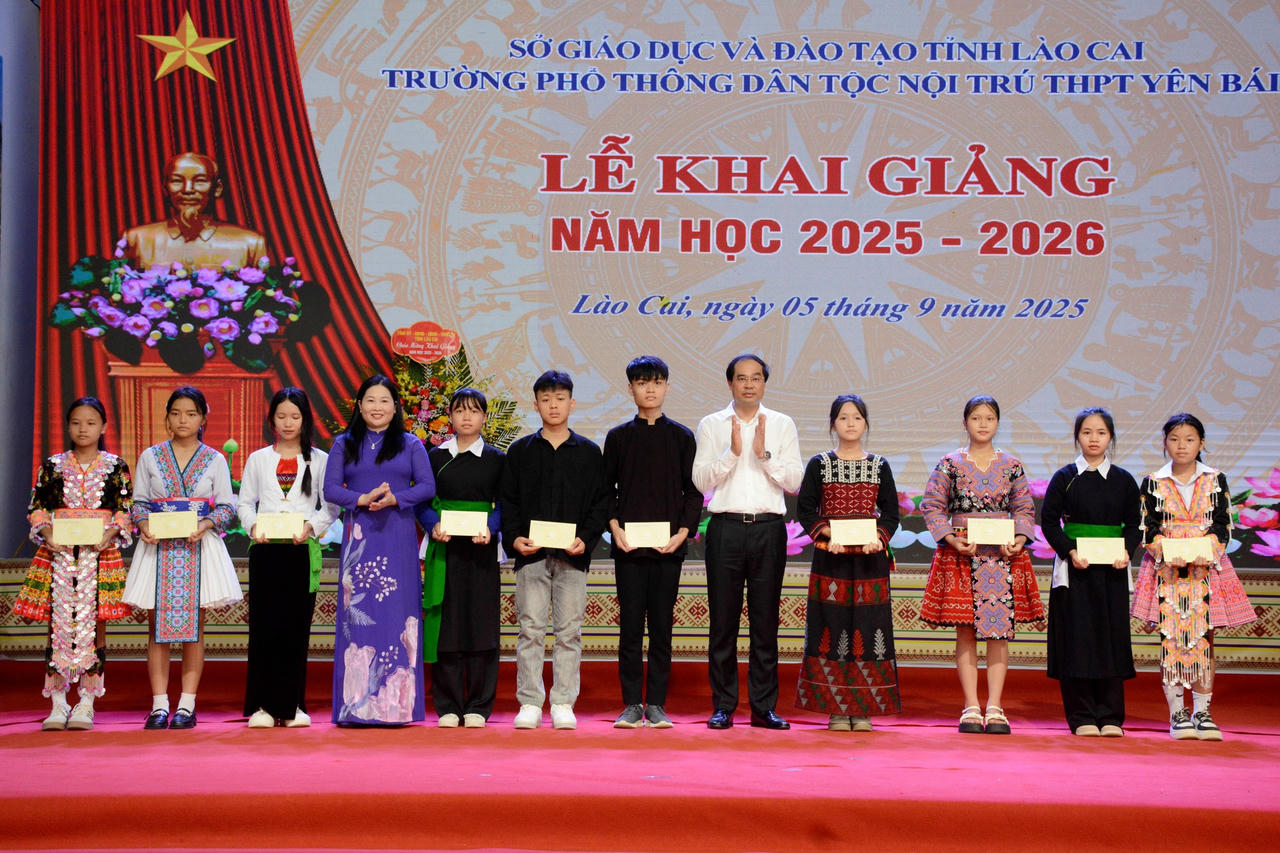 Lãnh đạo tỉnh Lào Cai trao học bổng cho các học sinh có thành tích xuất sắc.