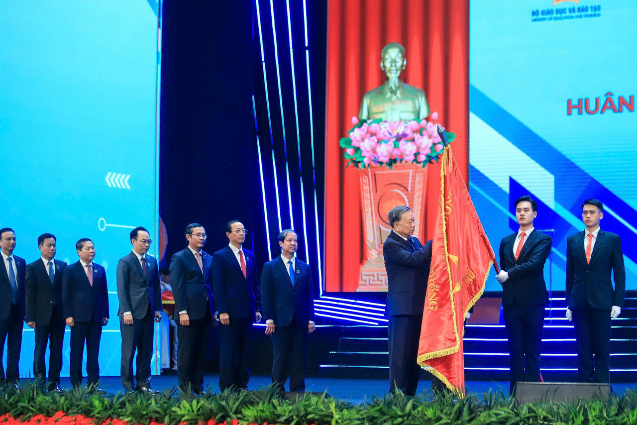 Tổng Bí thư Tô Lâm trao tặng Huân chương Lao động hạng Nhất cho Bộ Giáo dục và Đào tạo.