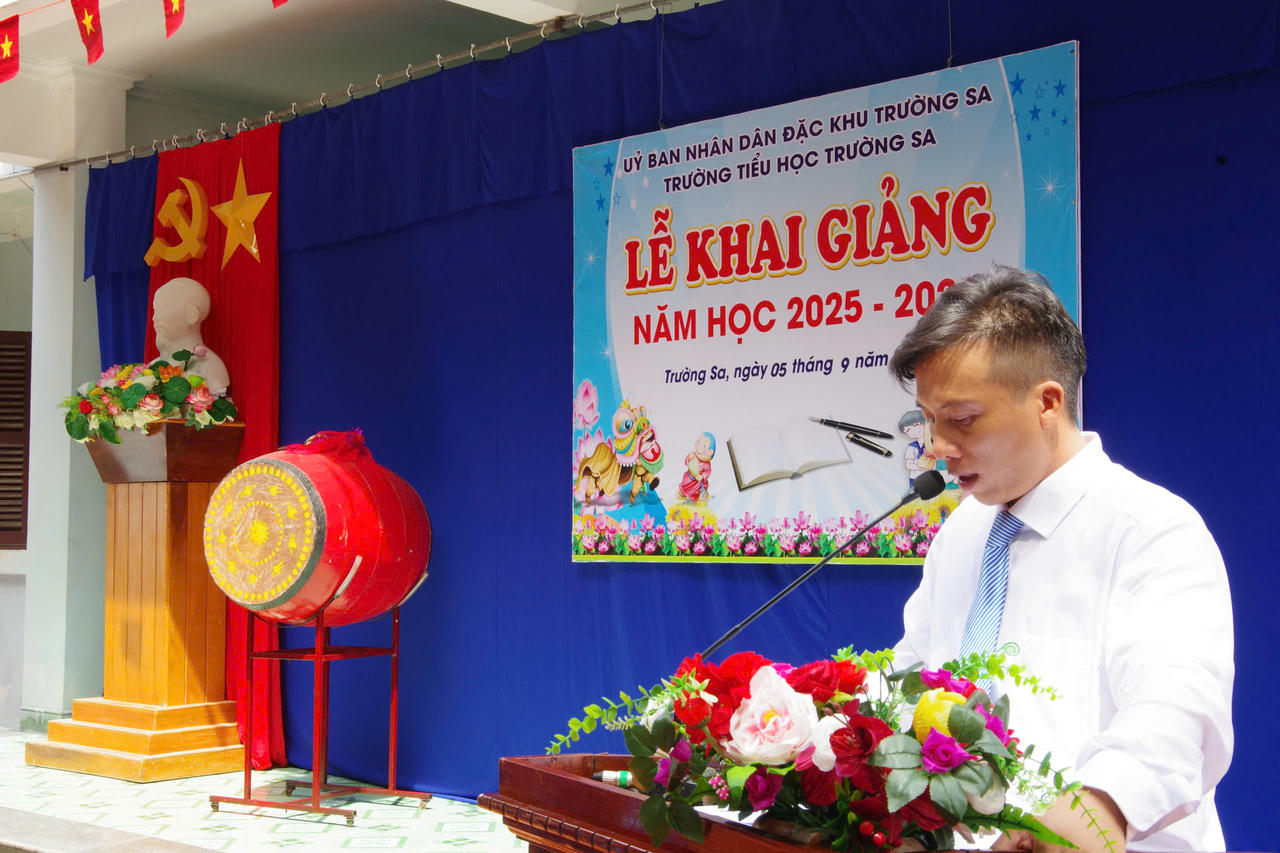 Đại diện chính quyền đảo Trường Sa phát biểu tại lễ khai giảng năm học mới.