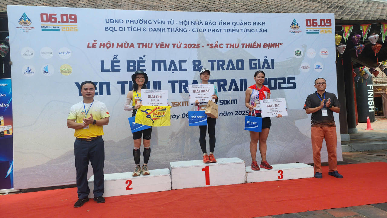 Đại diện BTC trao giải thưởng cho các VĐV có thành tích cao ở cự ly 15km