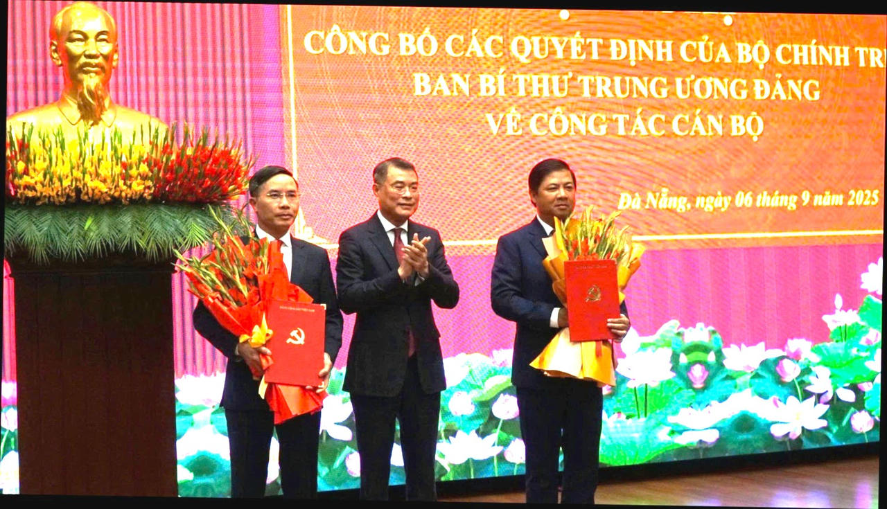 Ủy viên Bộ Chính trị, Bí thư Trung ương Đảng, Trưởng Ban Tổ chức Trung ương Lê Minh Hưng trao quyết định cho ông Lương Nguyễn Minh Triết và ông Phạm Đức Ấn.