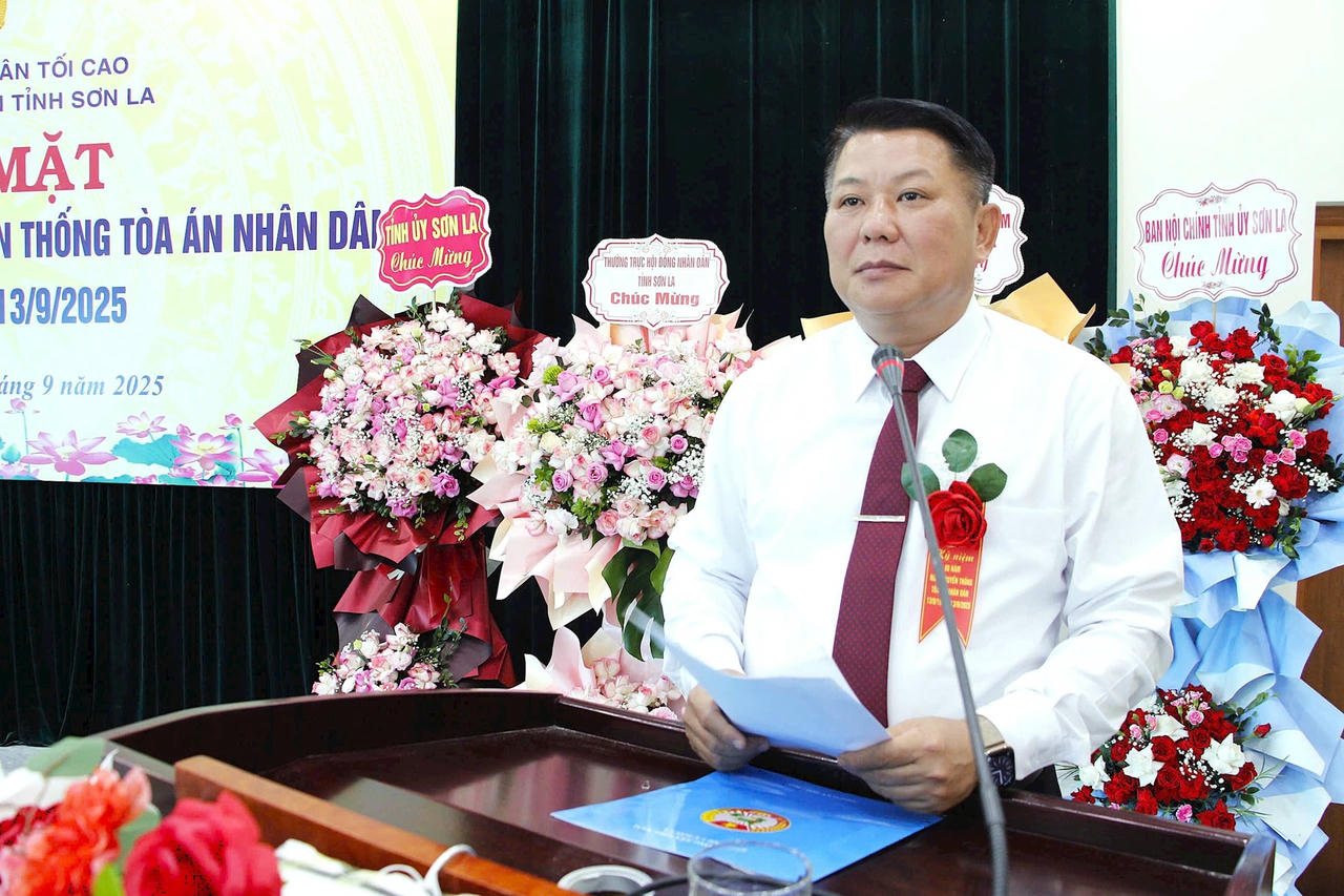 Ông Lò Minh Hùng - Phó Bí thư Thường trực Tỉnh ủy Sơn La phát biểu ghi nhận, biểu dương những nỗ lực, cố gắng và thành tích đạt được ngành TAND tỉnh Sơn La.