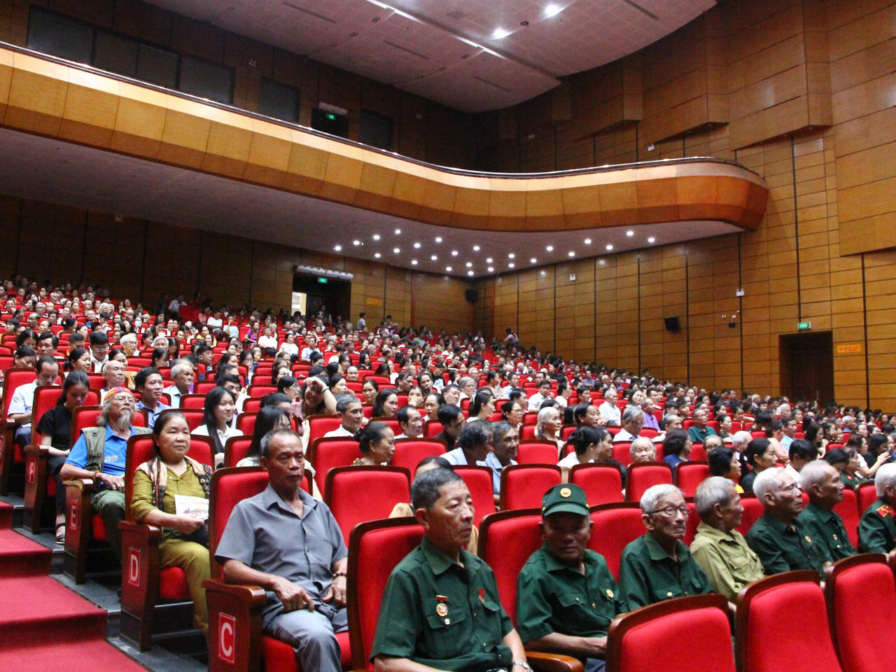 Nhiều cựu chiến binh và đông đảo nhân dân xem phim "Mưa đỏ" tại Trung tâm Văn hóa và Điện ảnh tỉnh Quảng Trị tối 5/9.