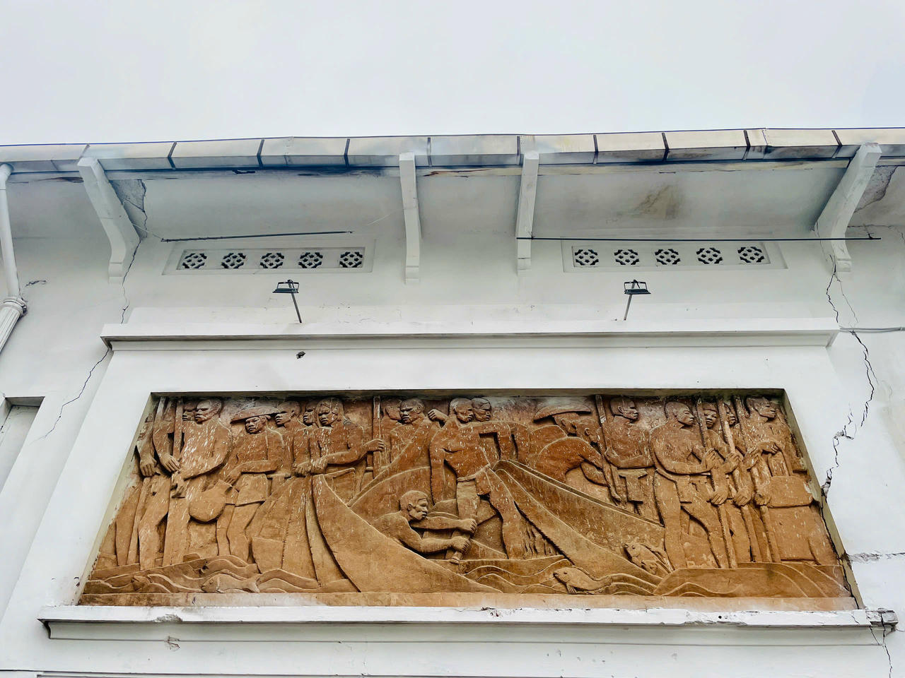 Bức phù điêu cảnh Ngư nghiệp. Nhịp điệu chuyển động và nhấn nhá nhóm hình khối trên các phù điêu gợi cảm quan tập thể, chắc, khỏe.