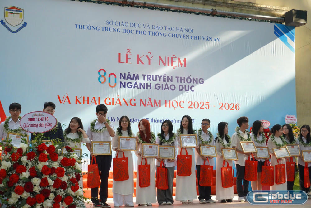 Trường Trung học phổ thông Chuyên Chu Văn An vinh danh các thủ khoa, á khoa cấp trường, cấp quốc gia trong kỳ thi tốt nghiệp năm 2025. (nguồn GDVN)