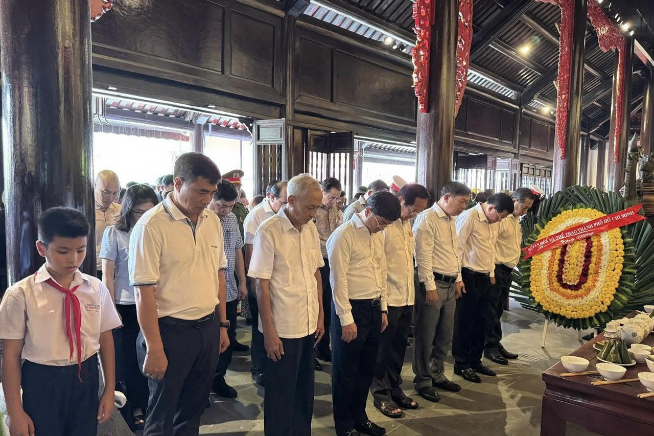 Các đại biểu dâng hương, mặc niệm và ôn lại cuộc đời, sự nghiệp cách mạng của Tổng Bí thư Lê Hồng Phong.