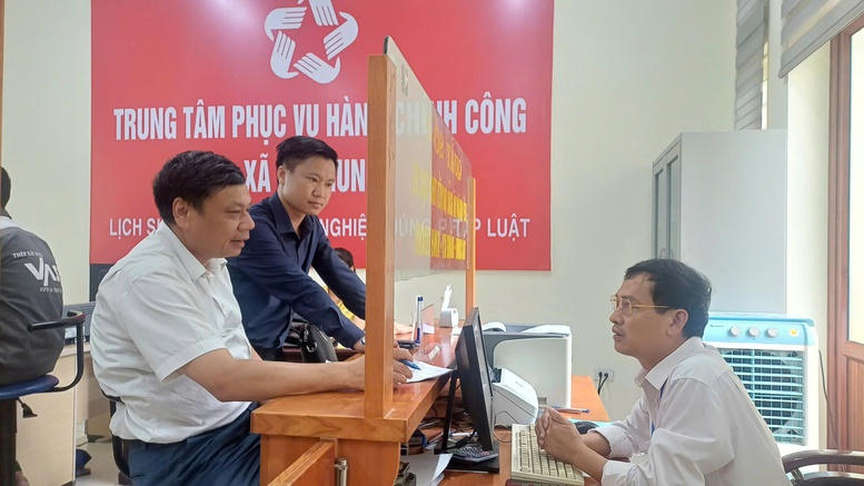 Đoàn công tác của Bộ KH&CN làm việc, khảo sát tại Trung tâm Phục vụ hành chính công xã Hà Trung, tỉnh Thanh Hóa - Ảnh: VGP/TG