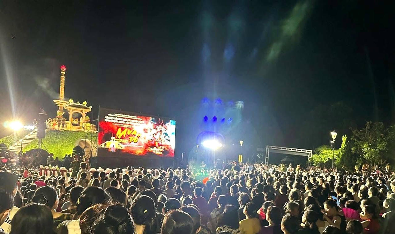 Hàng nghìn người dân và cựu chiến binh có mặt tại Thành cổ Quảng Trị để xem phim “Mưa đỏ” tối 4/9.