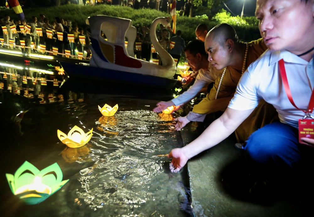 Thả đèn hoa đăng cầu mong quốc thái, dân an, mọi người luôn mạnh khỏe, bình an và gặp mọi điều tốt lành. (ảnh PV)