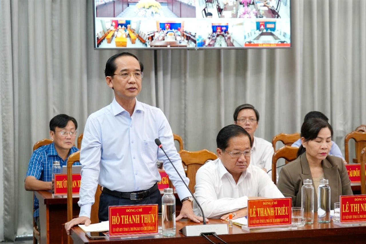 Ông Hồ Thanh Thủy – Ủy viên BTV Tỉnh ủy, Trưởng Ban Tổ chức Tỉnh ủy Cà Mau, phát biểu tại Hội nghị (Ảnh: Bích Ngọc).