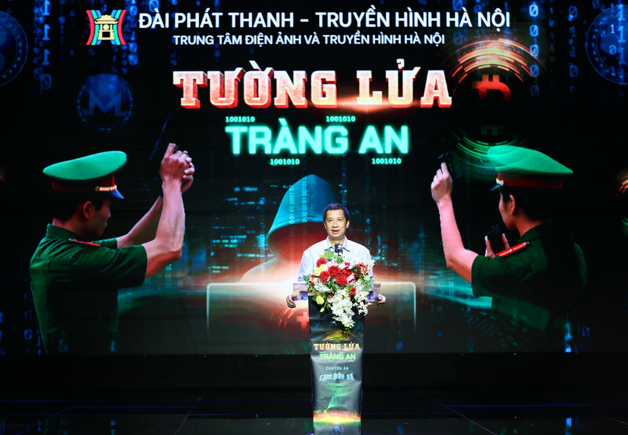 Nhà báo Nguyễn Kim Khiêm - Tổng giám đốc, Tổng biên tập Đài Phát thanh - Truyền hình Hà Nội chia sẻ về bộ phim "Tường lửa Tràng An". (ảnh ĐHN)