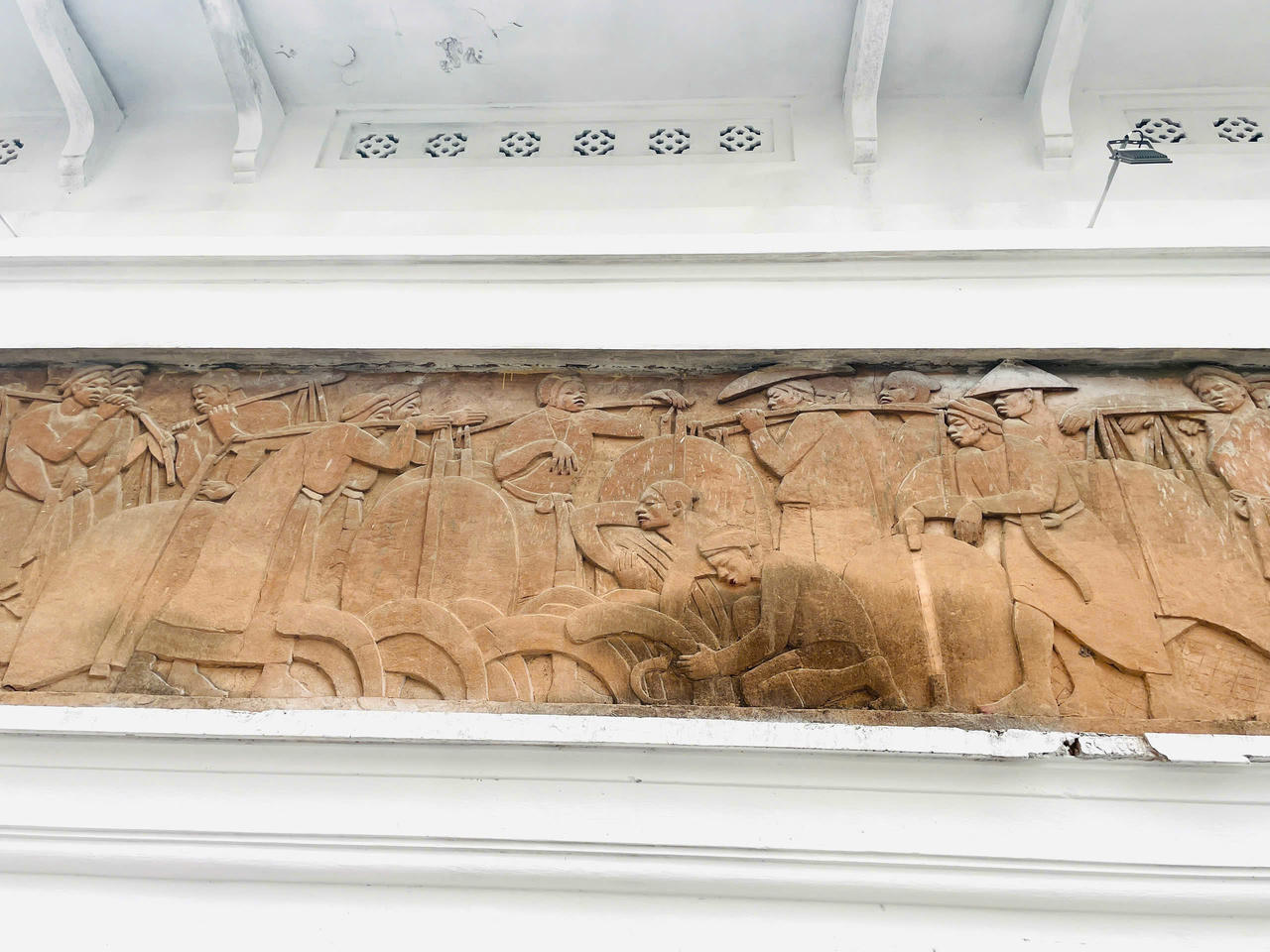 Uớc lượng mỗi mảng phù điêu dài khoảng 7–8 m, cao khoảng 2 m.