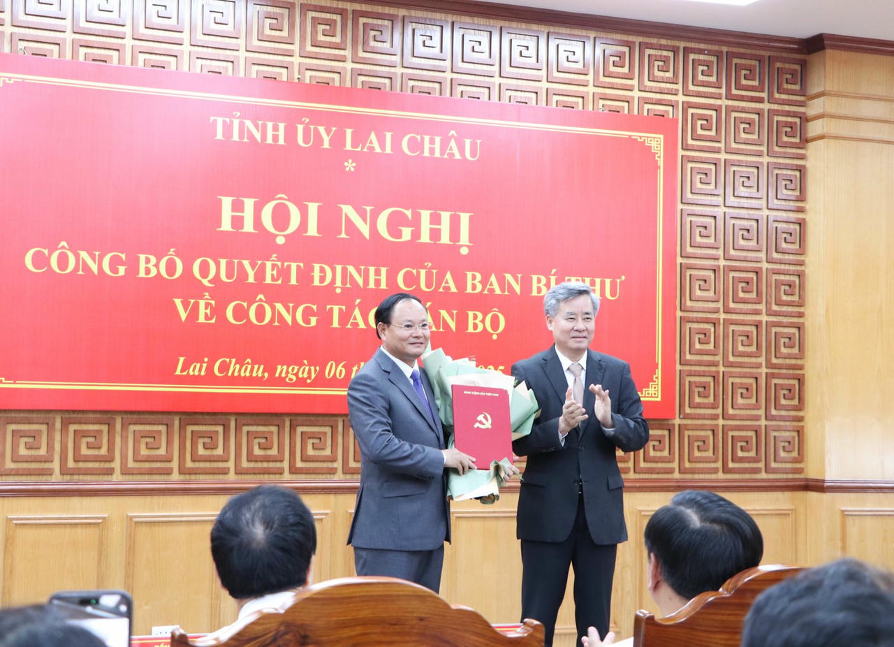 Ông Nguyễn Quang Dương - Ủy viên Ban Chấp hành Trung ương Đảng, Phó Trưởng Ban Tổ chức Trung ương trao Quyết định và tặng hoa chúc mừng ông Lê Minh Ngân - Phó Bí thư Thường trực Tỉnh ủy Lai Châu. Ảnh: laichau.gov