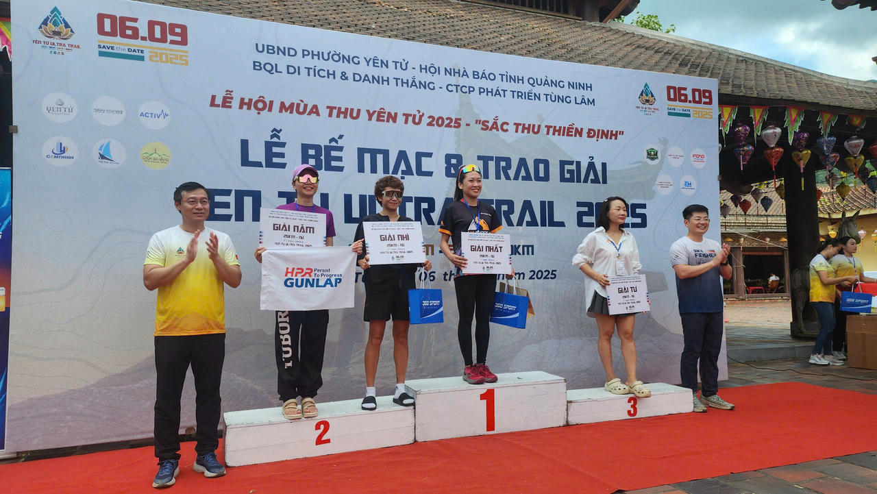 Đại diện BTC trao giải thưởng cho các VĐV có thành tích cao ở cự ly 5km