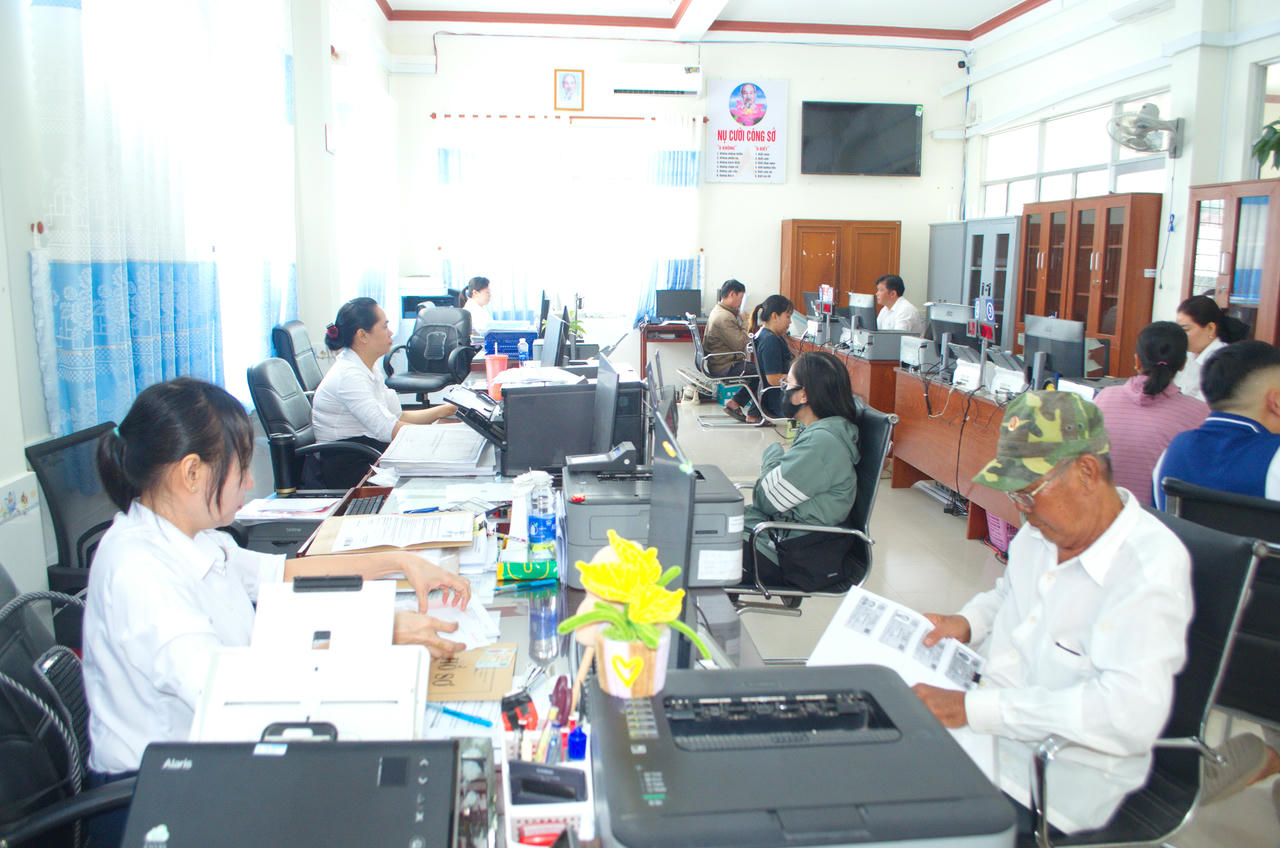 Các xã, phường trên địa bàn tỉnh Cà Mau nhanh chóng thích ứng, chủ động phối hợp trong xử lý công việc.