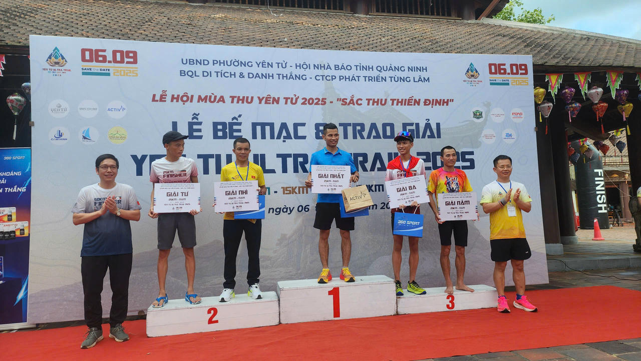 Đại diện BTC trao giải thưởng cho các VĐV có thành tích cao ở cự ly 25km