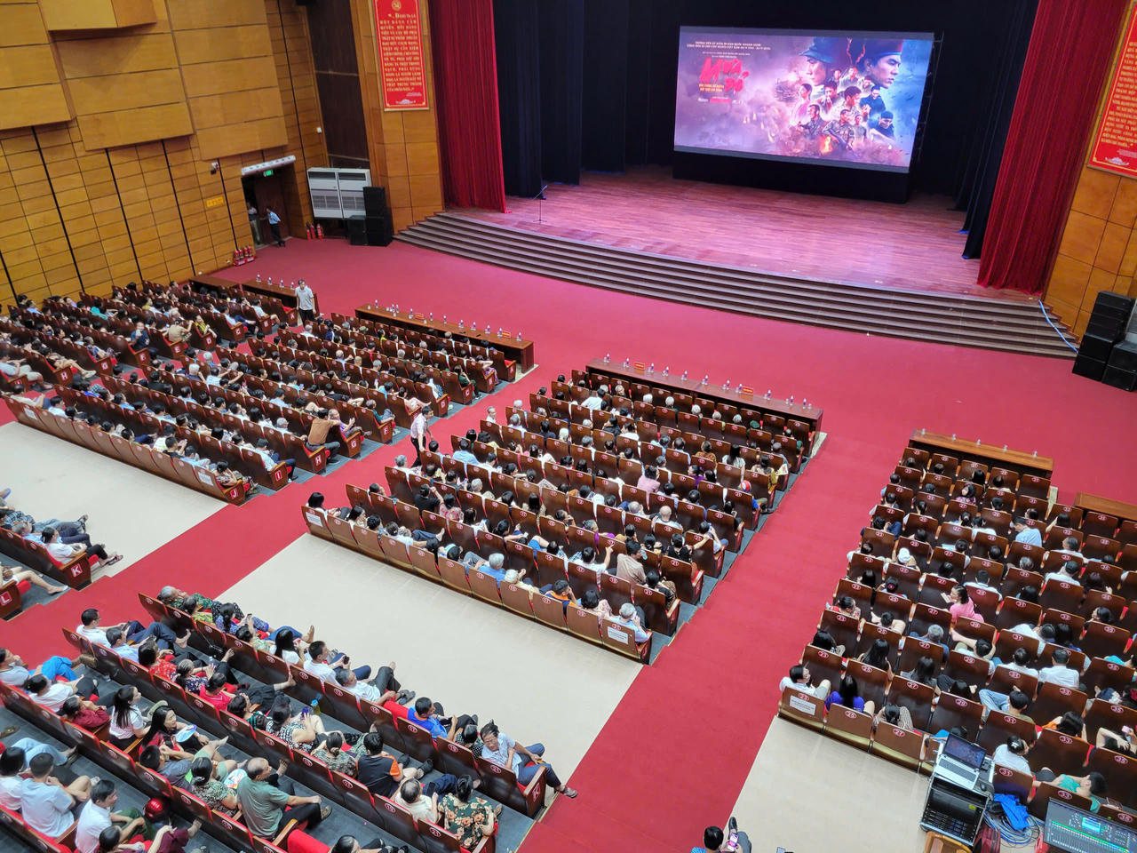 Toàn cảnh buổi chiếu phim "Mưa đỏ" tại Trung tâm Văn hóa và Điện ảnh tỉnh Quảng Trị. 