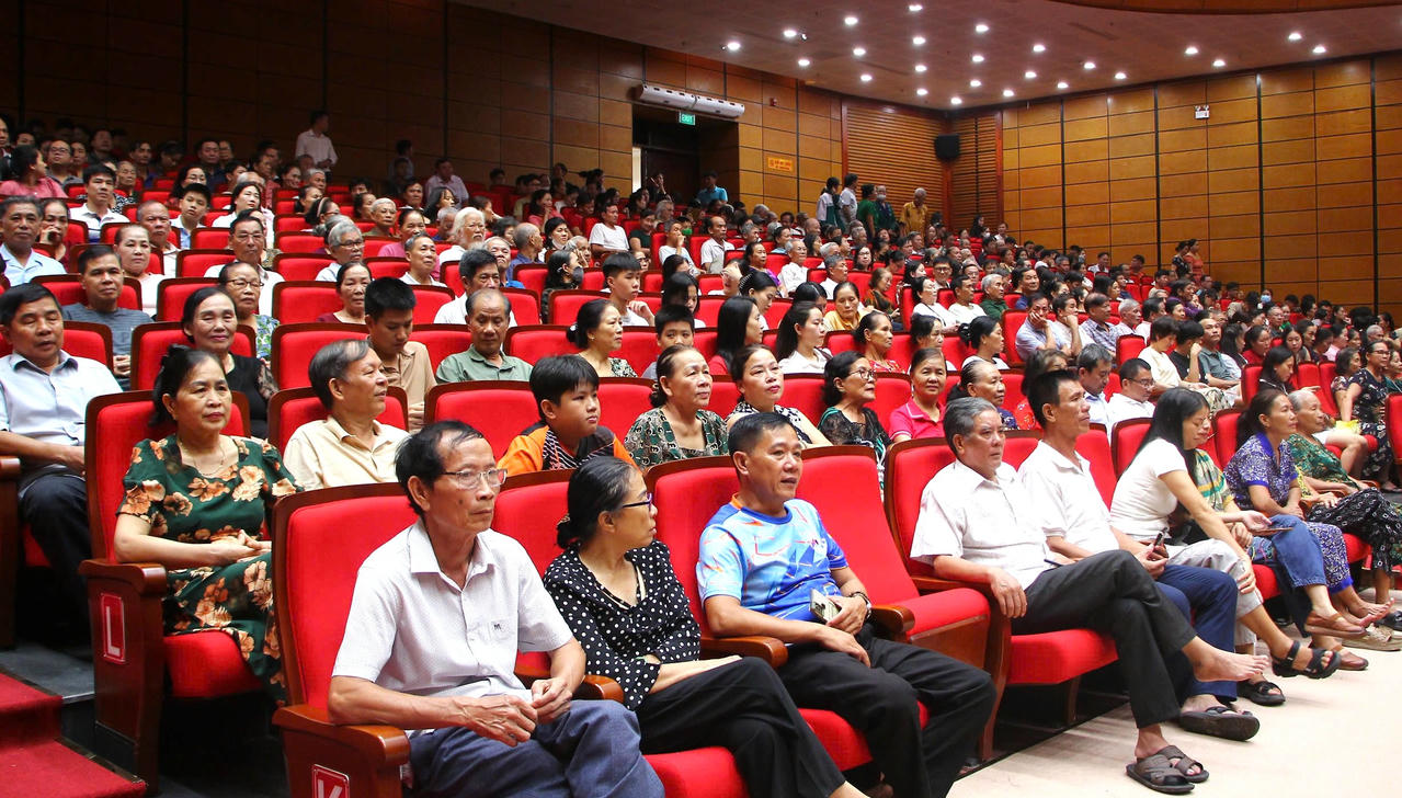 Nhiều người xúc động khi chứng kiến hình ảnh đồng bào và chiến sĩ kiên cường trong 81 ngày đêm Thành cổ được tái hiện.