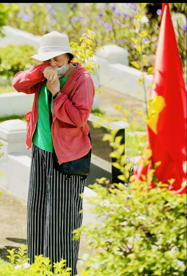 Bà Nguyễn Thị Minh Thi (69 tuổi, Đội Cấn, Hà Nội) nén dòng nước mắt khi nhớ tới công cha, nghĩa mẹ. (ảnh PV)