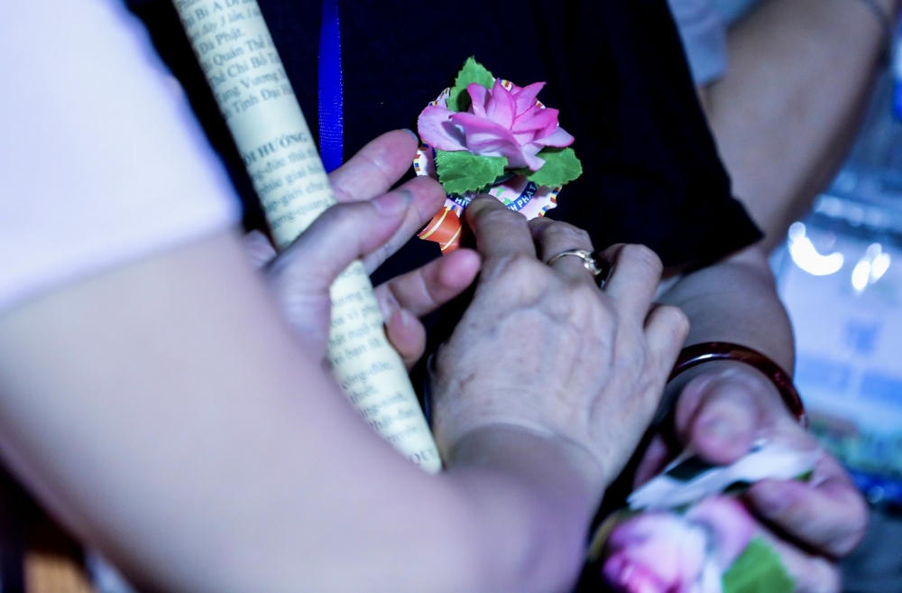 Việc nhớ về bậc sinh thành và cài lên ngực bông hoa cao quý là tình cảm đẹp nhất, là chữ "Hiếu" mà con cái gửi đến bậc sinh thành. (ảnh PV)