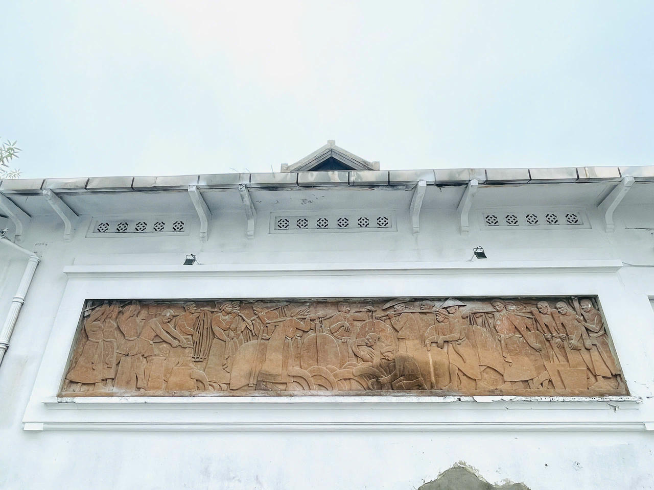 Hai phù điêu “Nông nghiệp” và “Ngư nghiệp” tiếp nối tinh thần lấy lao động nông – ngư làm trục chủ đề, tổ chức thành các cảnh liên hoàn – người cày bừa, nhổ mạ, gánh rạ..; người chèo thuyền, kéo lưới, thu cá… Trong ảnh bức phù điêu có chủ đề "Nông nghiệp".