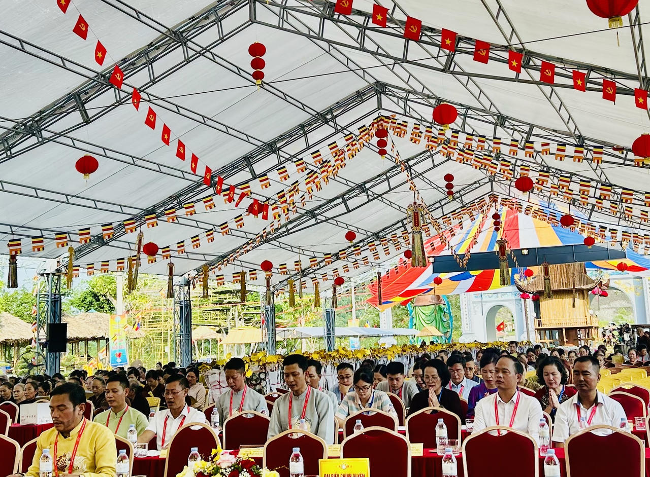 Nhiều phật tử cùng khấn lễ cầu siêu cho anh linh anh hùng liệt sỹ, tổ tiên trong gia đình. (ảnh T.D)