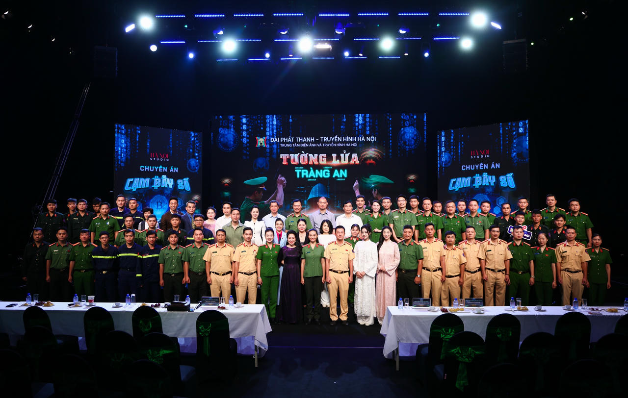 Các chiến sĩ Công an Nhân dân và e kip thực hiện bộ phim "Tường lửa Tràng An". (ảnh ĐHN)