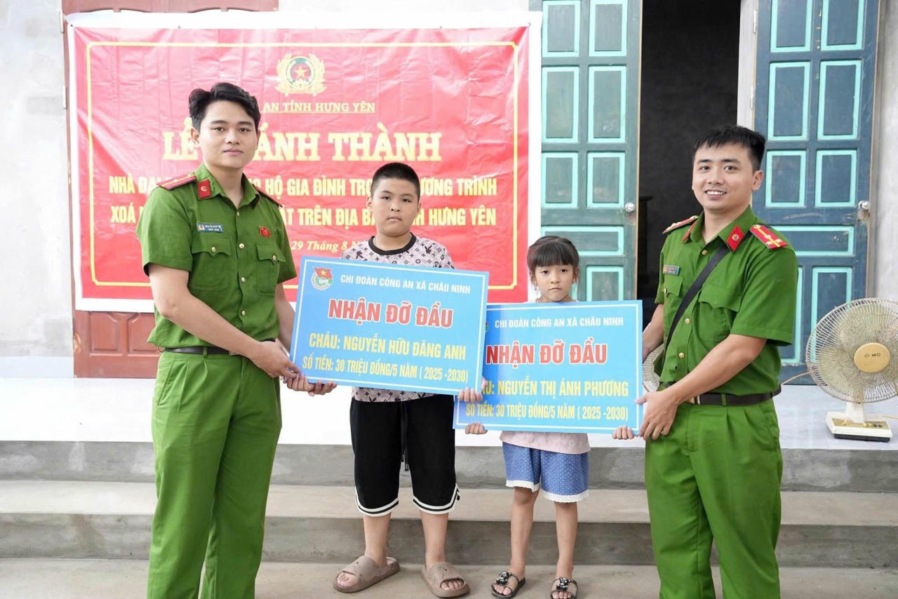 Chi đoàn Công an xã Châu Ninh (tỉnh Hưng Yên) nhận đỡ đầu 02 cháu với số tiền 30.000.000/5 năm 2025 - 2030.